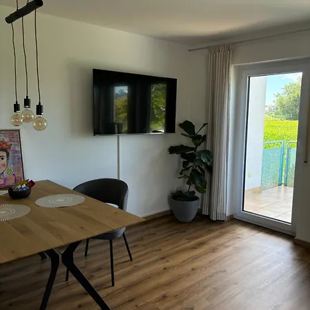 Stilvolles Ferienapartment Am Thermalbad Mit Blick In 바트사울가우